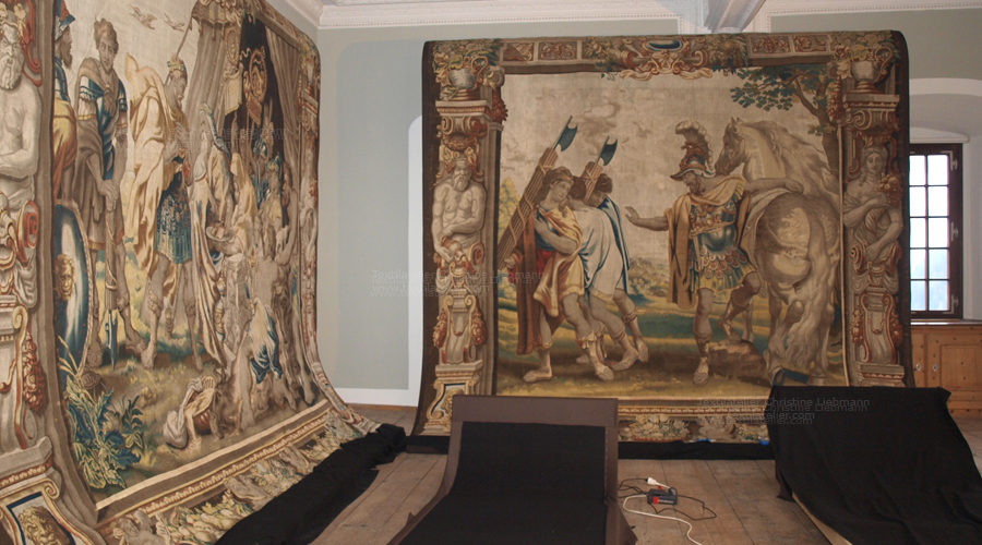Bespannen der Holzgerüste mit Molton und der sichtbaren Seitenteile mit Baumwollsatin Aufbauten; Bespannen der Holzgerüste mit Molton und der sichtbaren Seitenteile mit Baumwollsatin