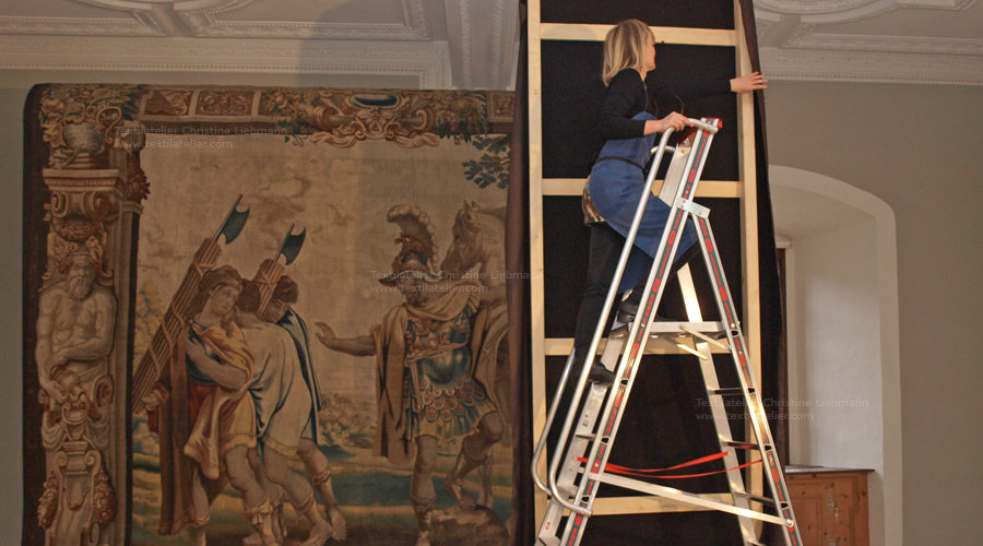 Bespannen der sichtbaren Seitenteile mit Baumwollsatin Bespannen der sichtbaren Seitenteile mit Baumwollsatin