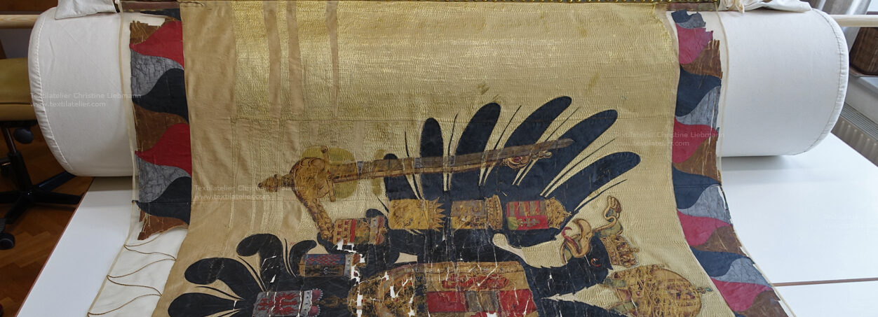 lagerung-grazmuseum1 Grazmuseum: Lagerkonzept und Anfertigungen für die Lagerung einer Fahne.